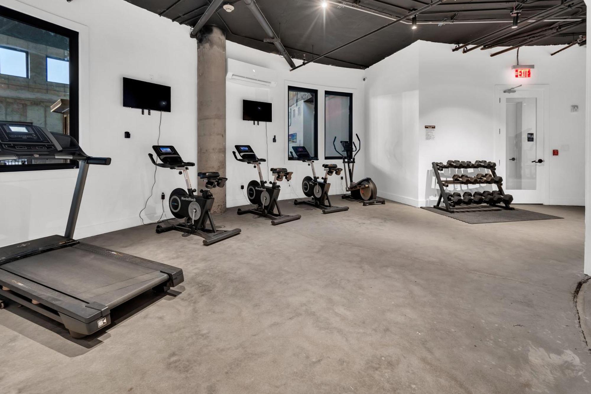 Royal Oasis Indoor Pool, Free Parking, Near Nyc Apartment Elizabeth Exterior foto